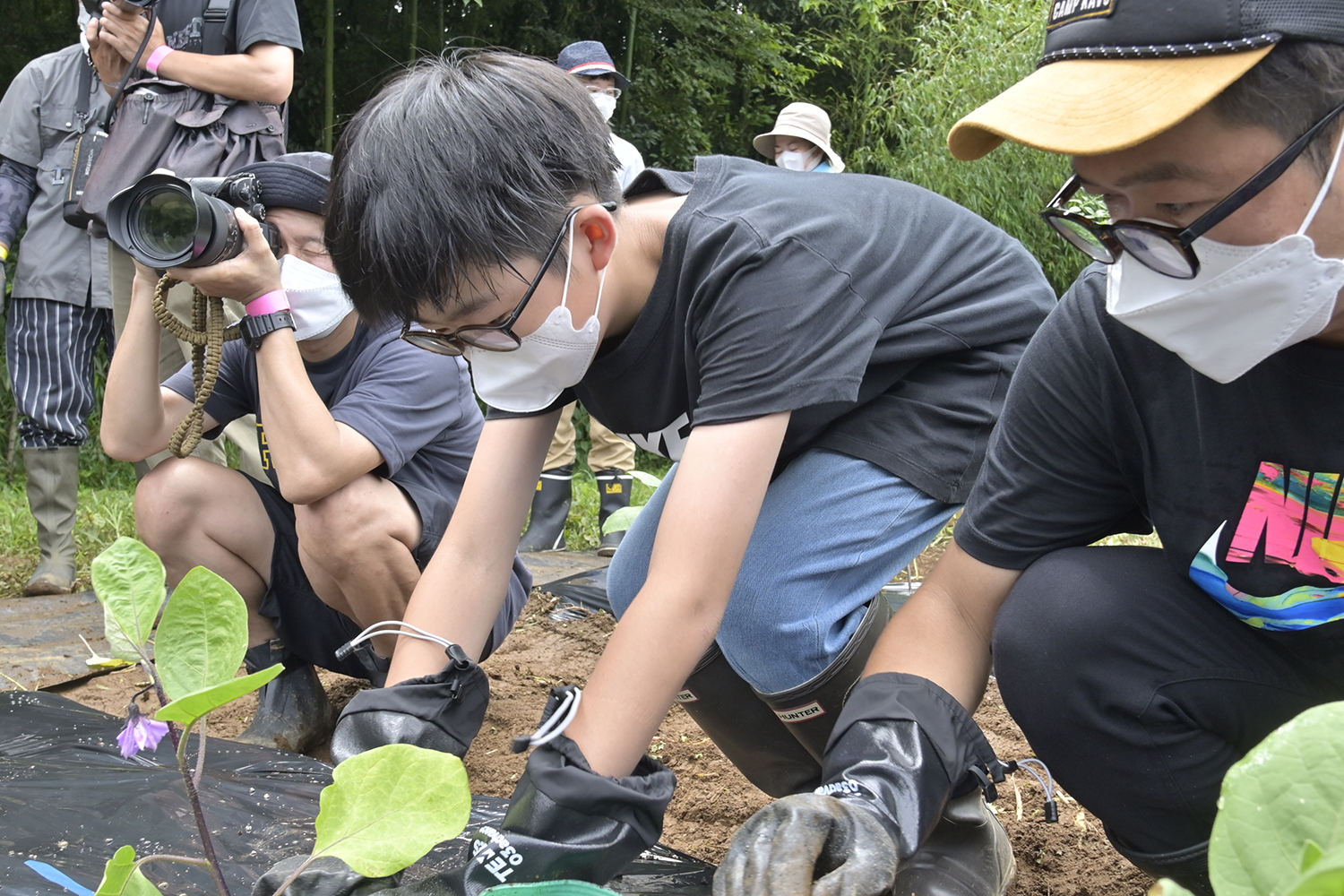 野菜の苗を植える参加者 〜 画像55