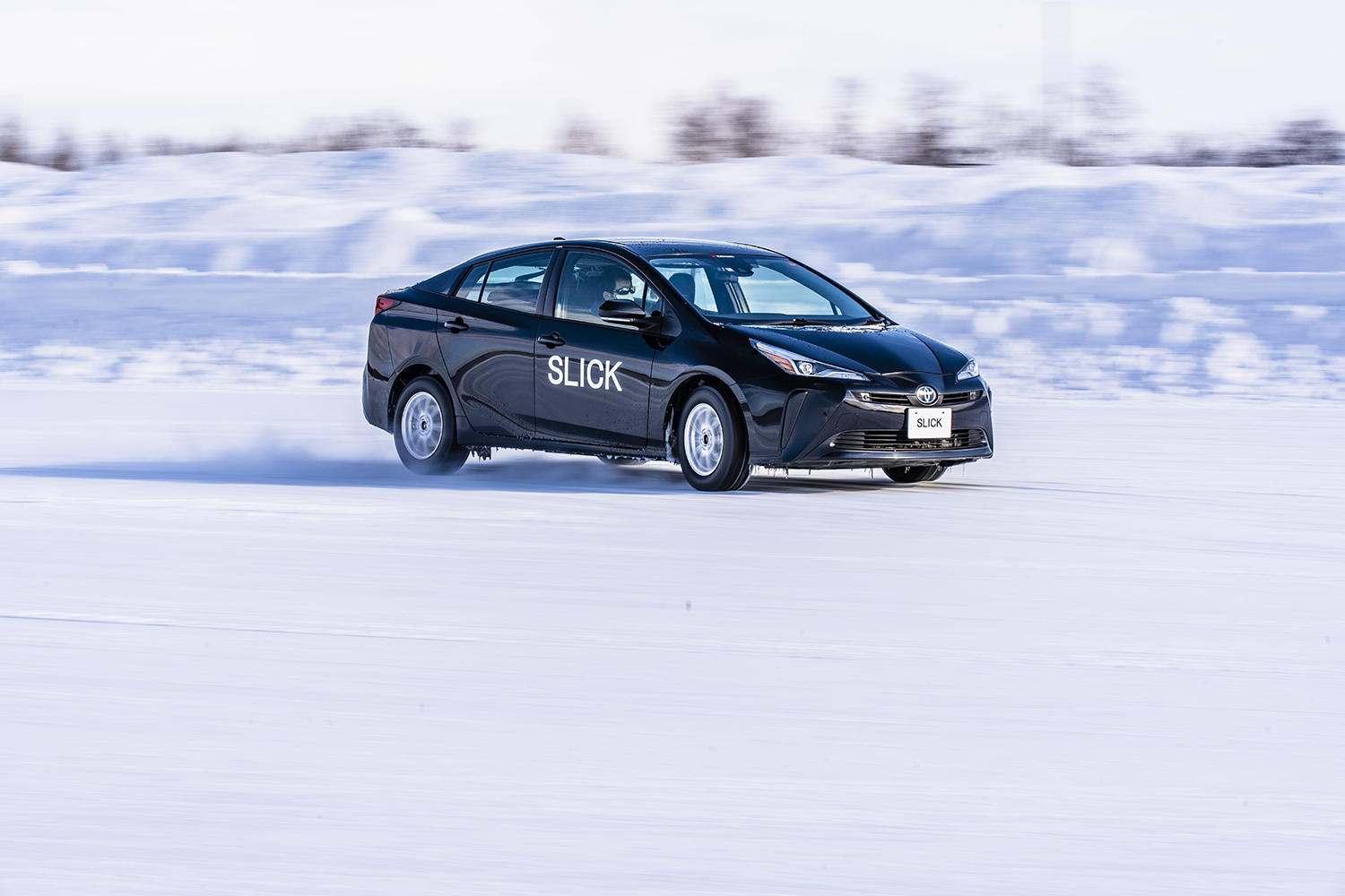 スリックタイヤを履いたトヨタ・プリウスでの雪上スラロームテスト 〜 画像28