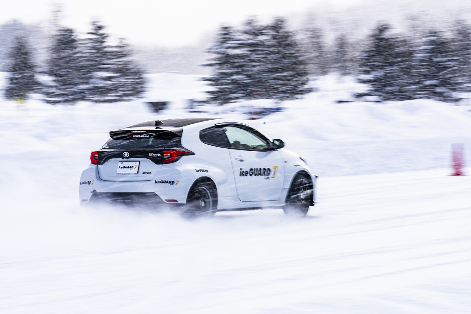 アイスガード7履いたトヨタGRヤリスの雪上スラロームテスト