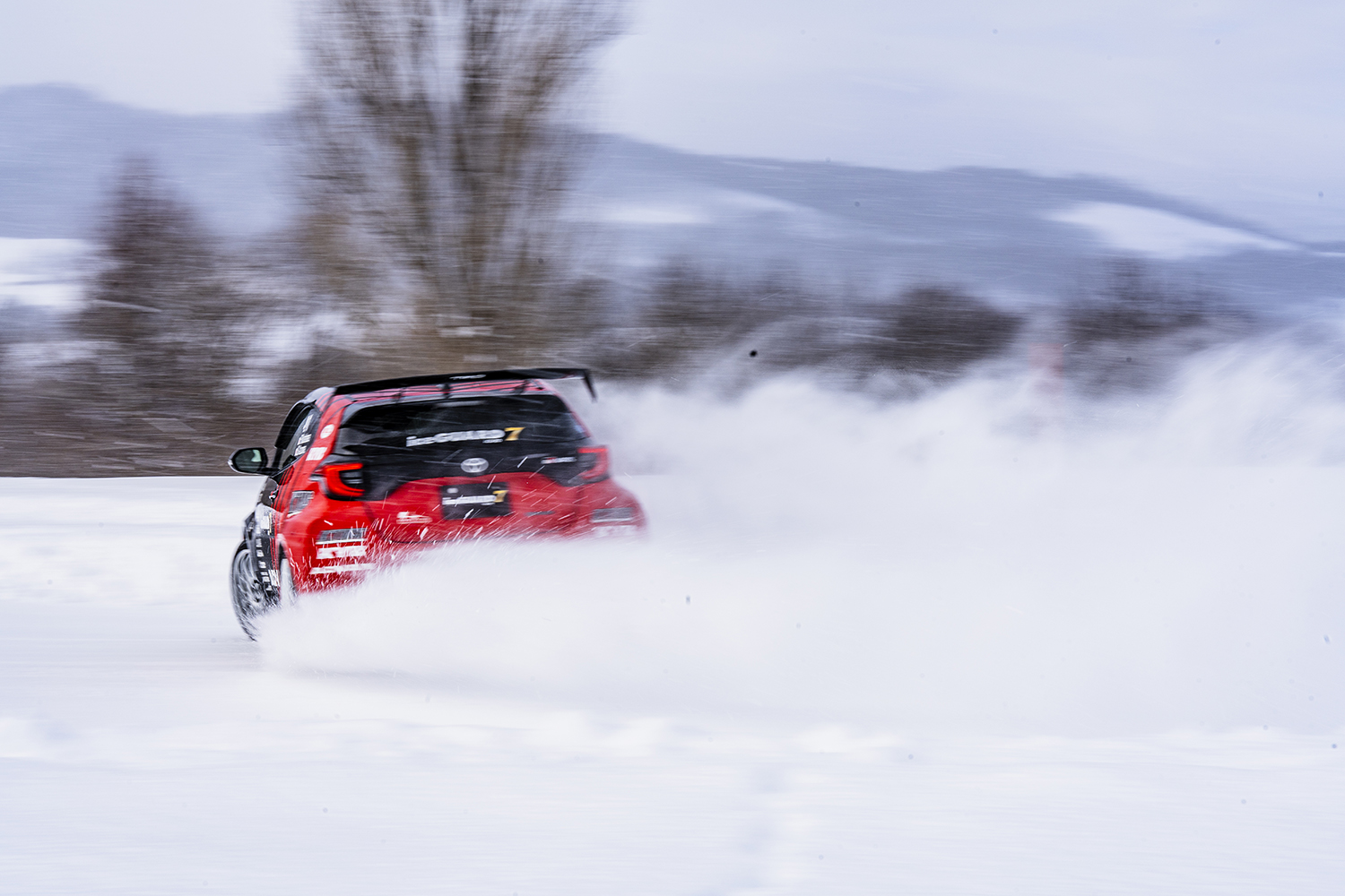 奴田原選手のドライブするアドバンカヤバKTMS GRヤリスの雪上走行シーン