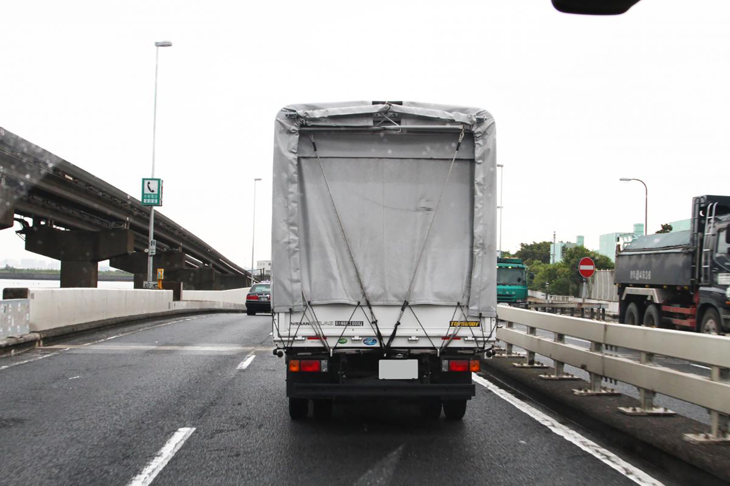 大型しゃが走行する高速道路 〜 画像3