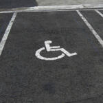 【画像】「心ない利用者」のために許可制度の導入まで！　車椅子マークの「駐車スペース」の正しい使い方とは 〜 画像1