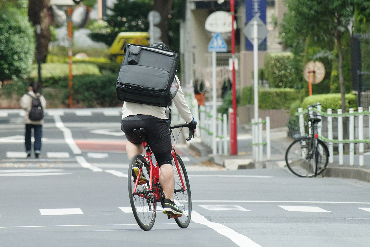 道路の中央を走る自転車