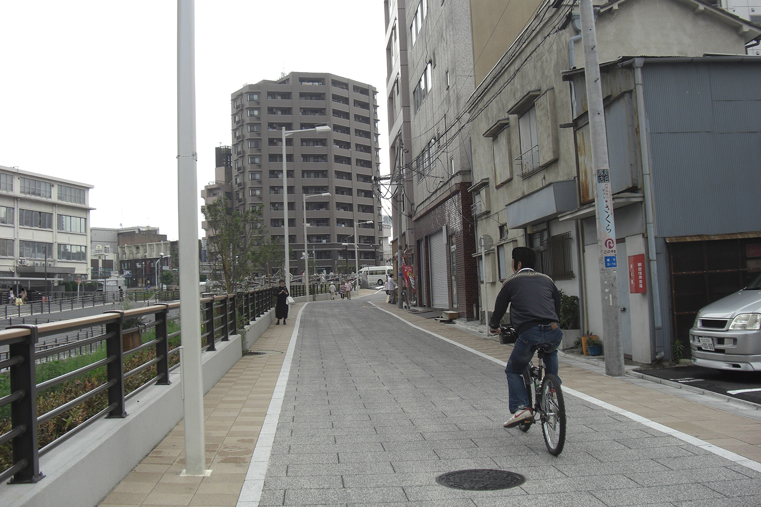 歩道を走る自転車