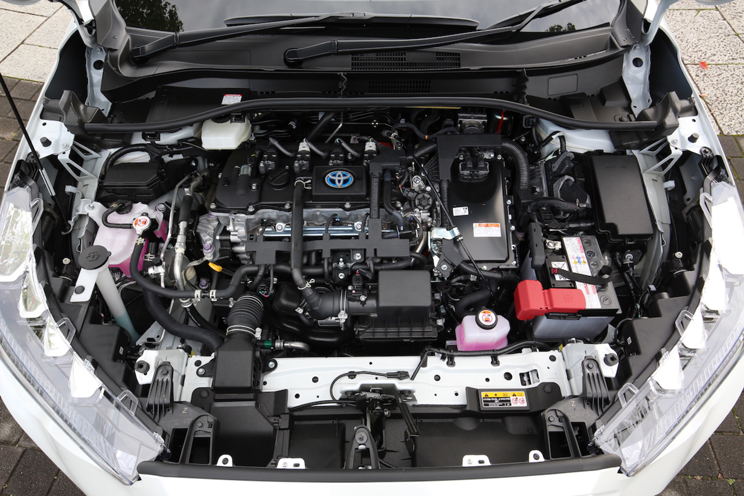 トヨタ・カローラクロスのハイブリッドモデルのエンジンルーム