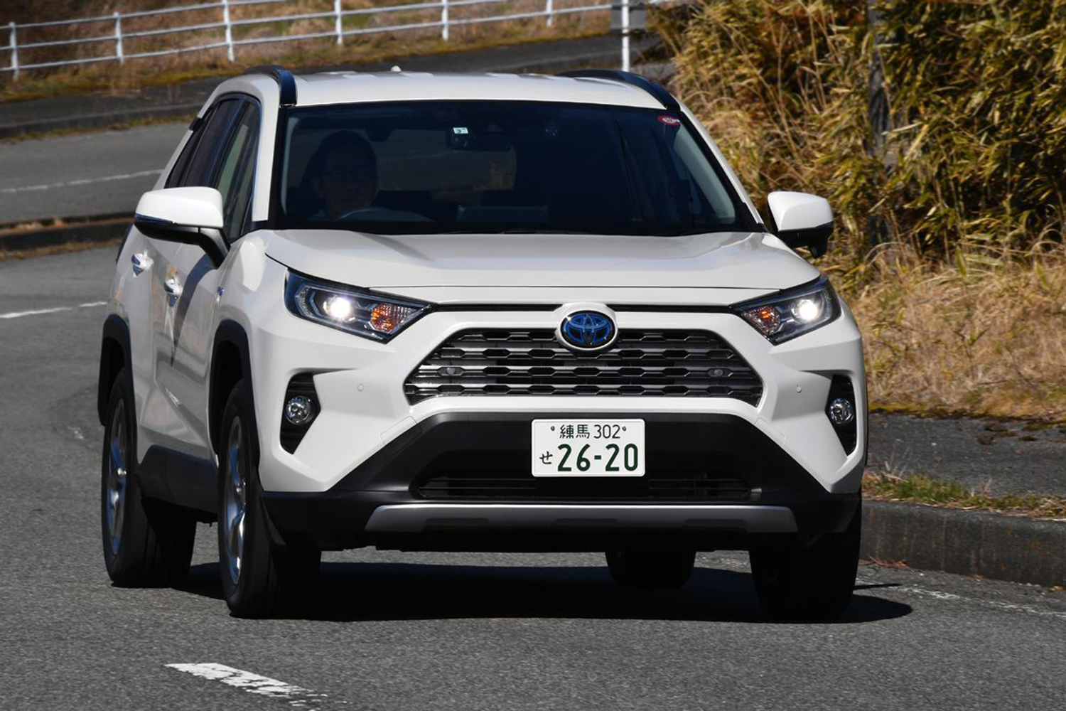 トヨタのRAV4の走行写真