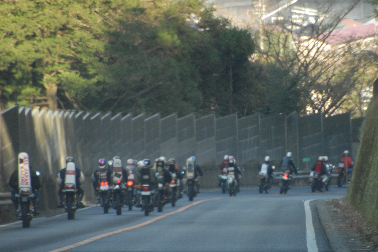 旧車會のバイクの走行シーン 〜 画像1