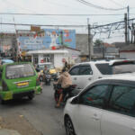 【画像】勝手に交通整理オジサン！　セルフ一方通行！　インドネシア名物の「カオス交通」は消えゆく運命か？ 〜 画像1