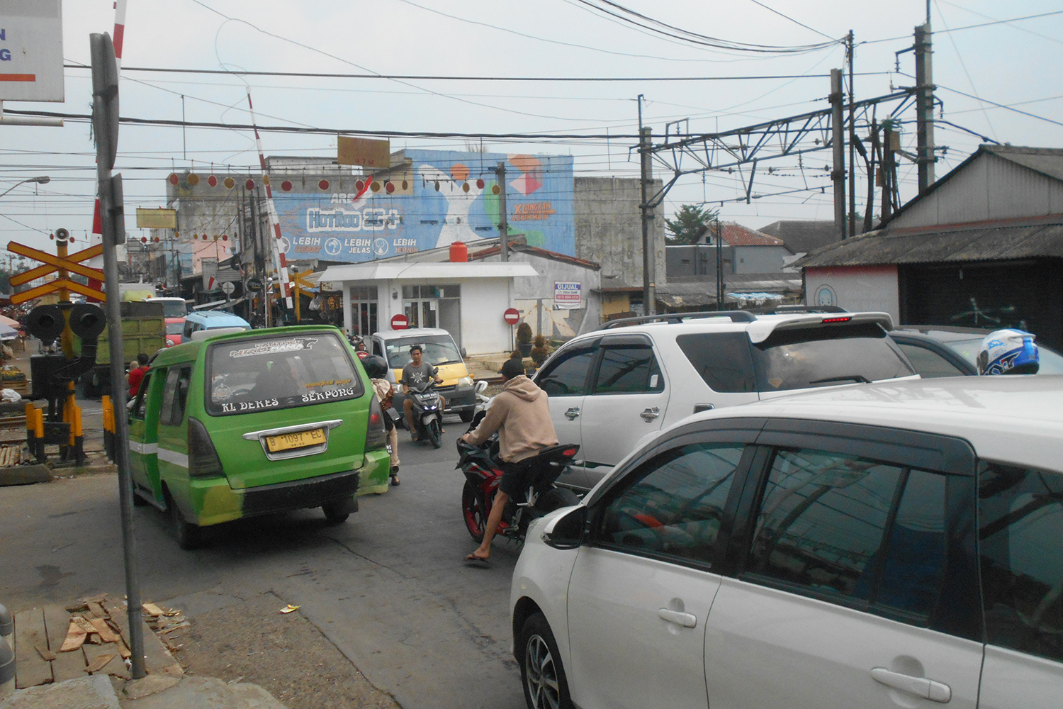 インドネシアの踏切付近の交通状況