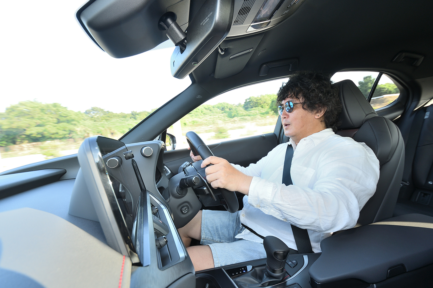 レクサスUX200 Fスポーツを運転する嶋田さん 〜 画像135