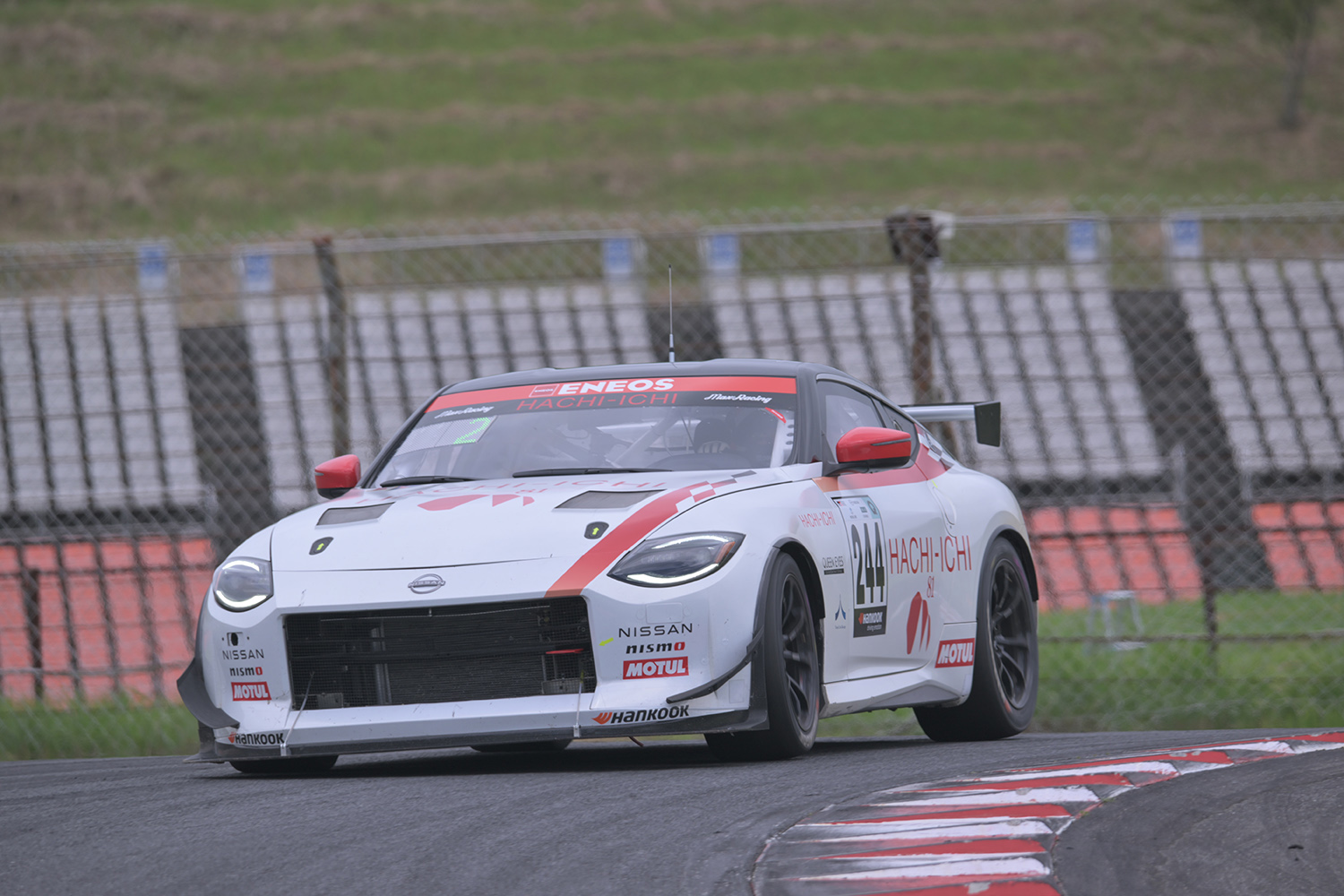 Nissan Z Racing Conceptの走行シーン