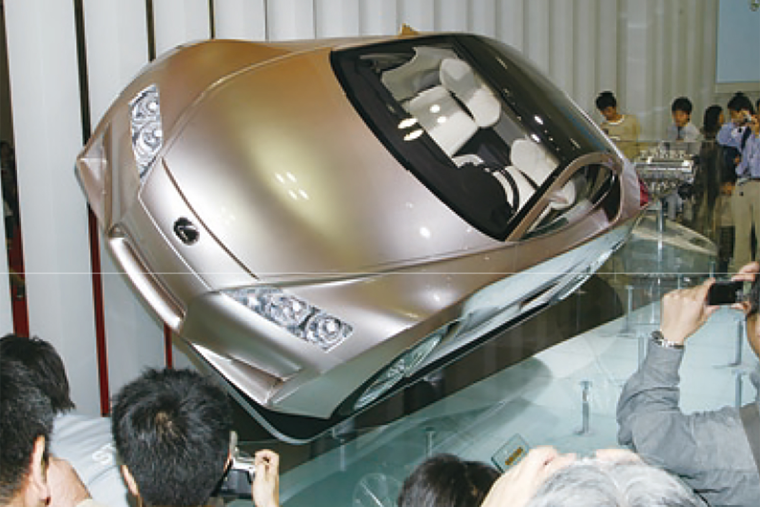 2005年の東京モーターショーで展示されたレクサスLF-A