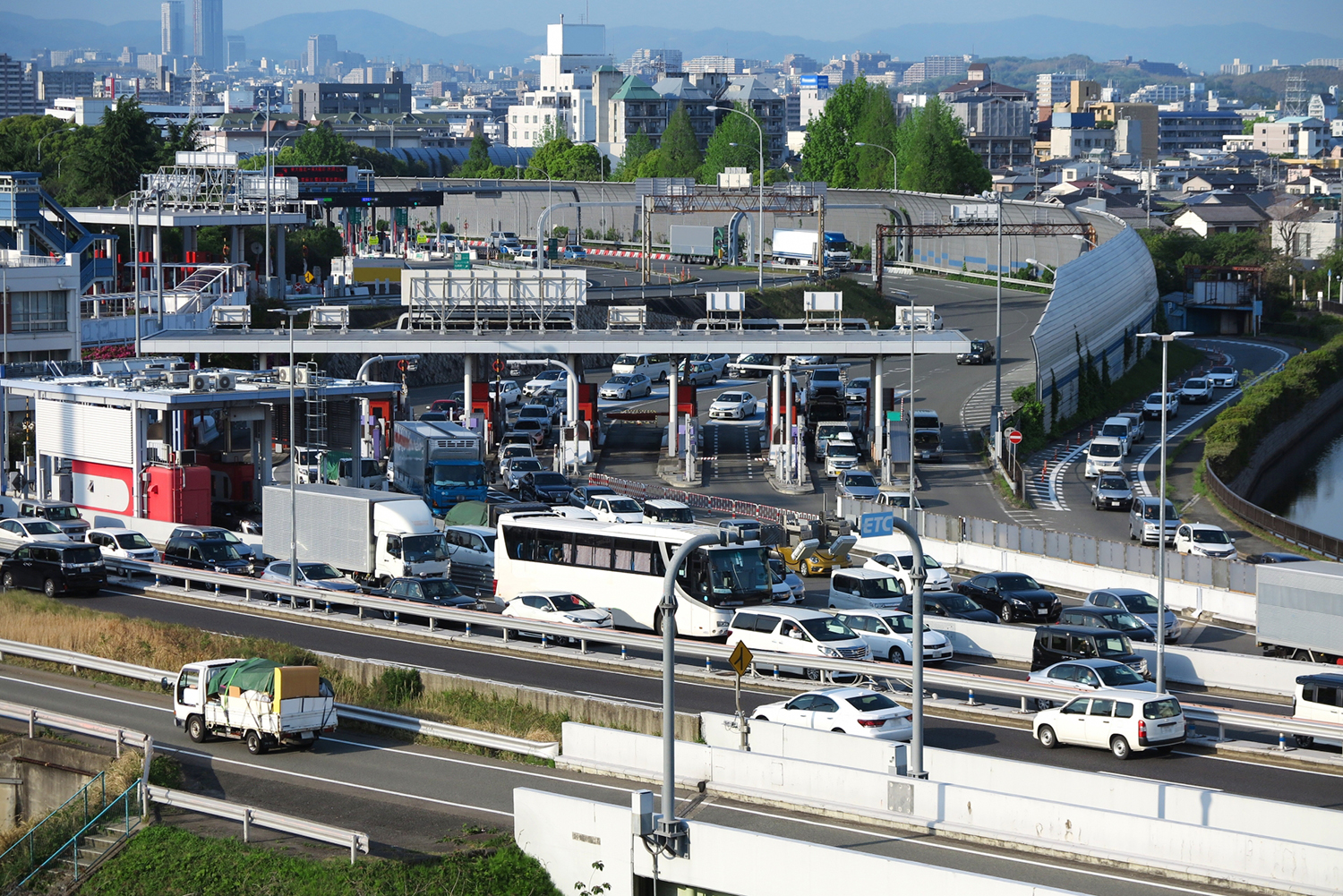 高速道路の途中にETCセンサーが建っている理由とは？