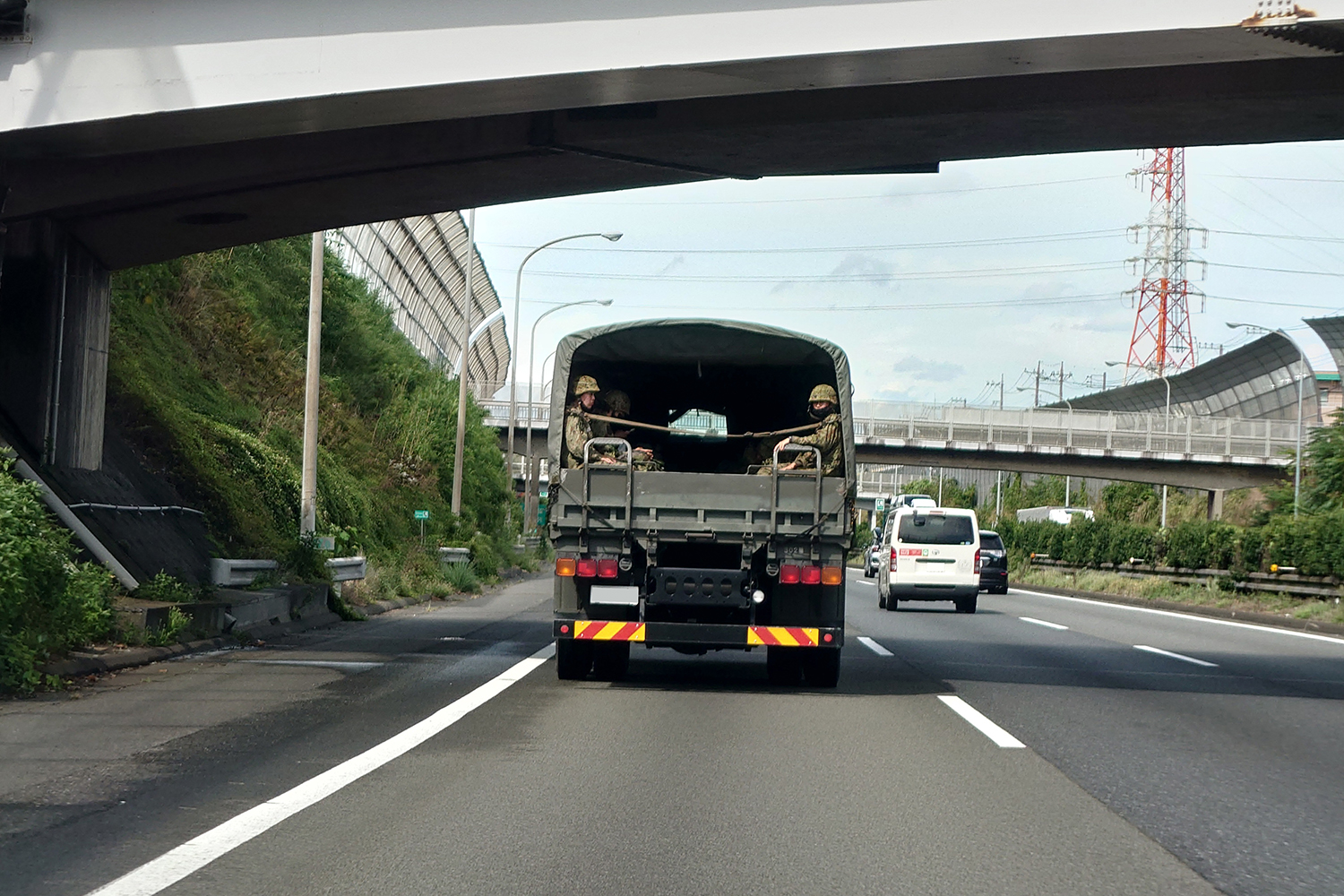 トラックの荷台に乗る自衛隊員について