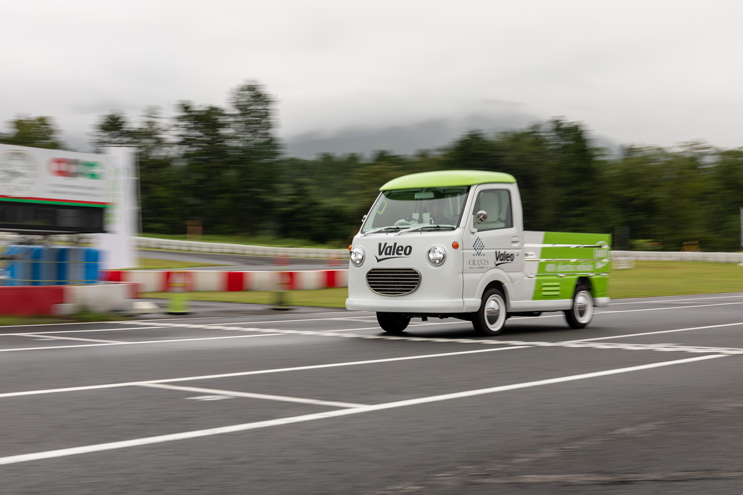 コンバージョンEV軽トラックの走行シーン