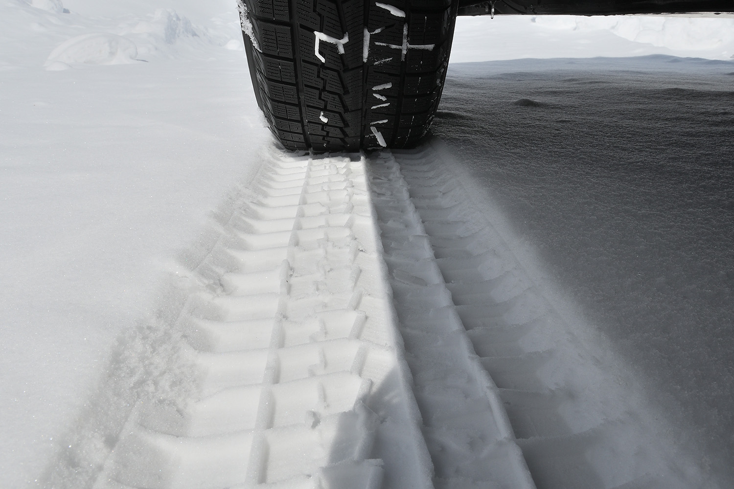 スタッドレスタイヤによる雪道走行のイメージ
