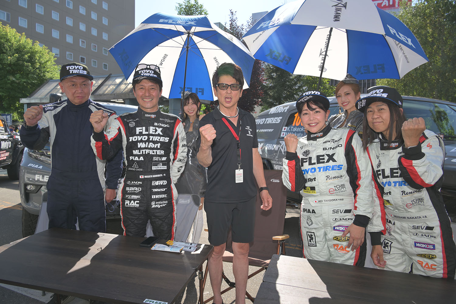 FLEX SHOWAIKAWA Racing with TOYO TIRESのチームメンバーの集合写真
