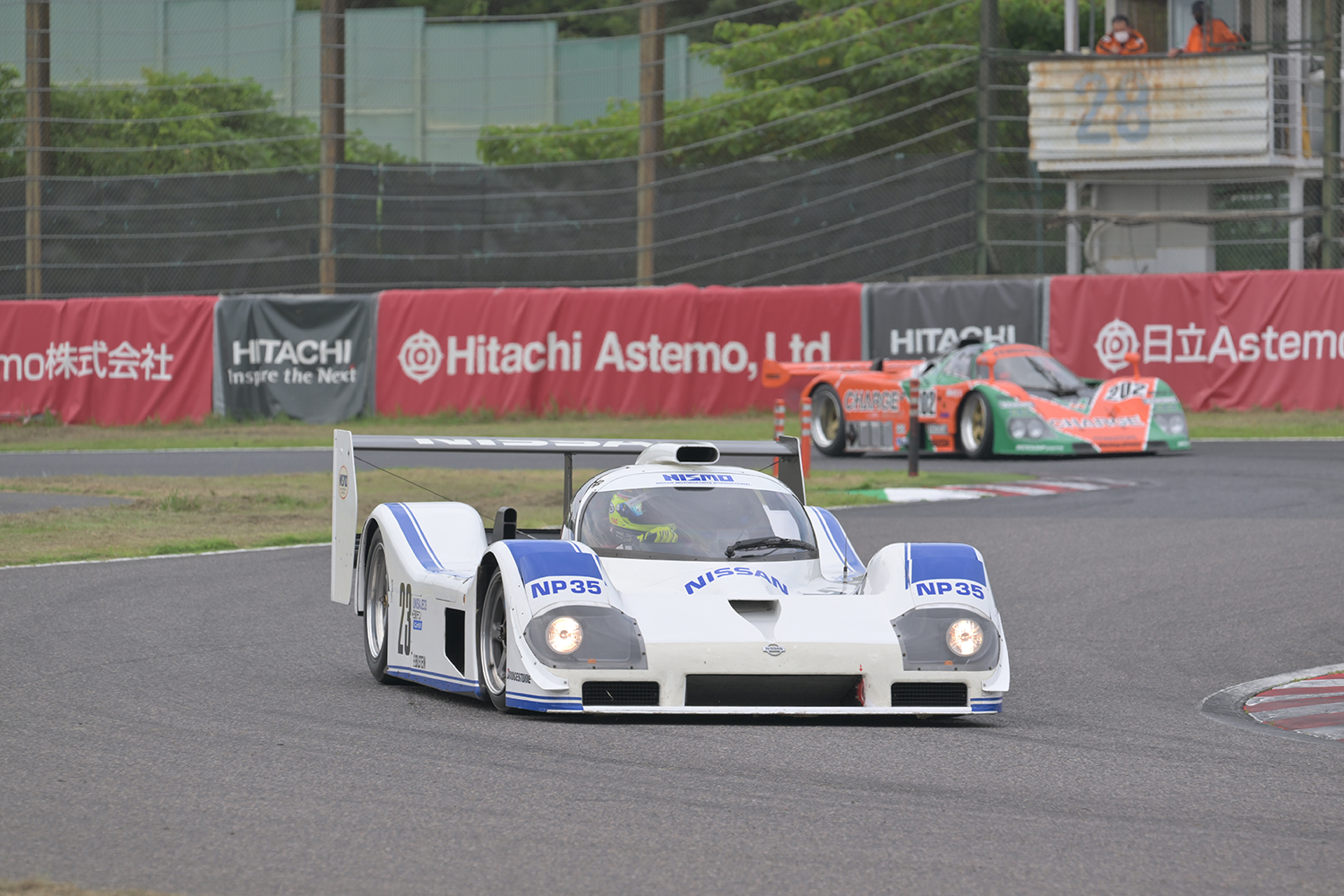 日産・NP35とマツダ・767Bの走行写真