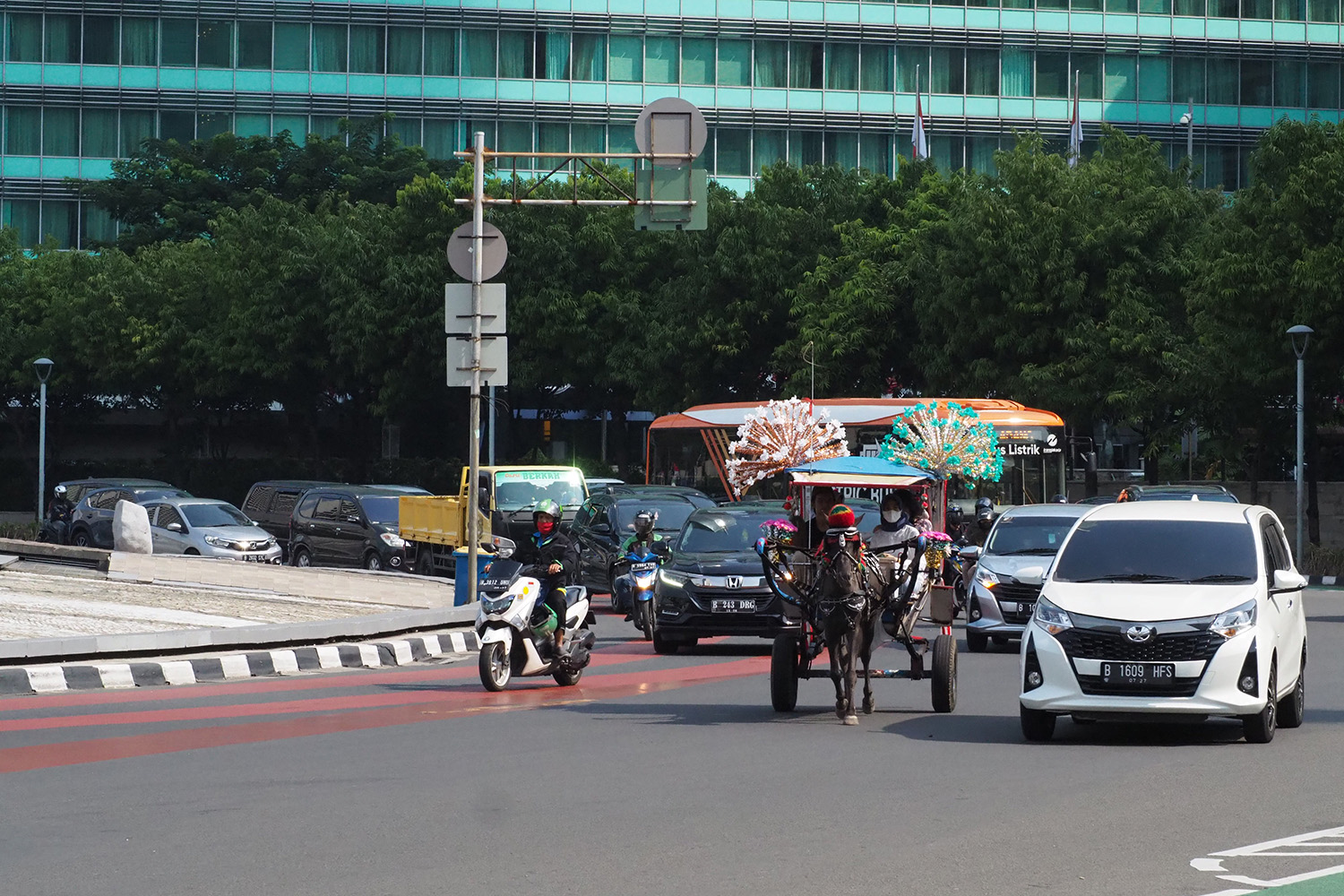 ジャカルタ市街の馬車の写真