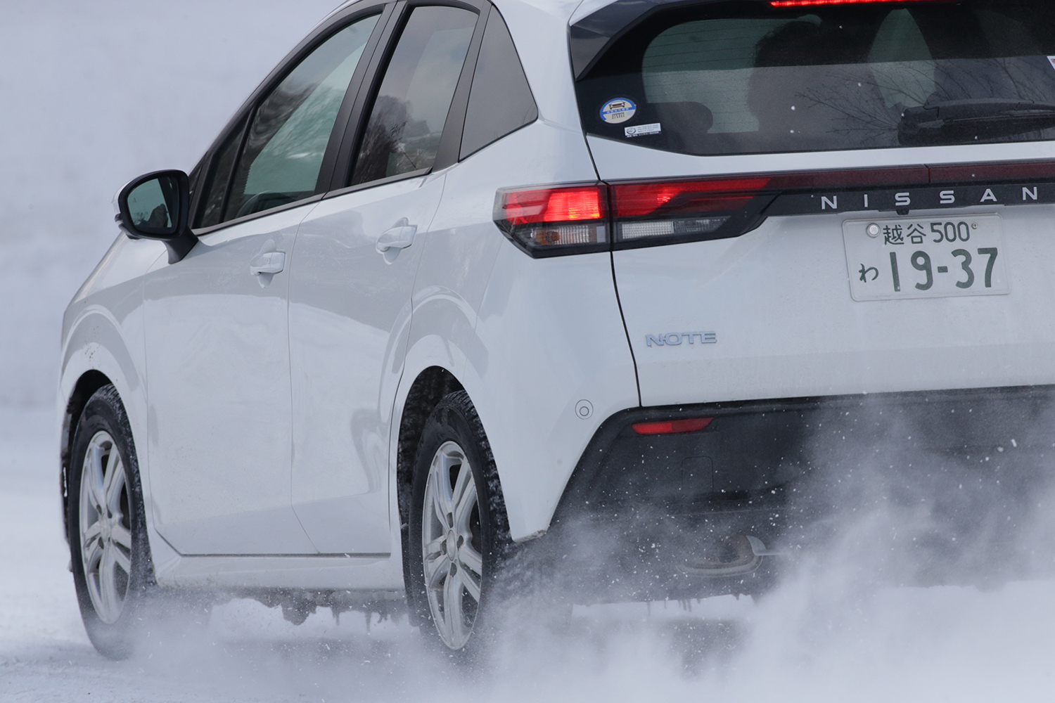 ネクセンのオールシーズンタイヤで雪道を走る日産ノート 〜 画像8