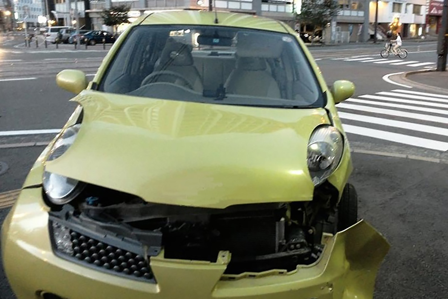 交通事故で大破したクルマ