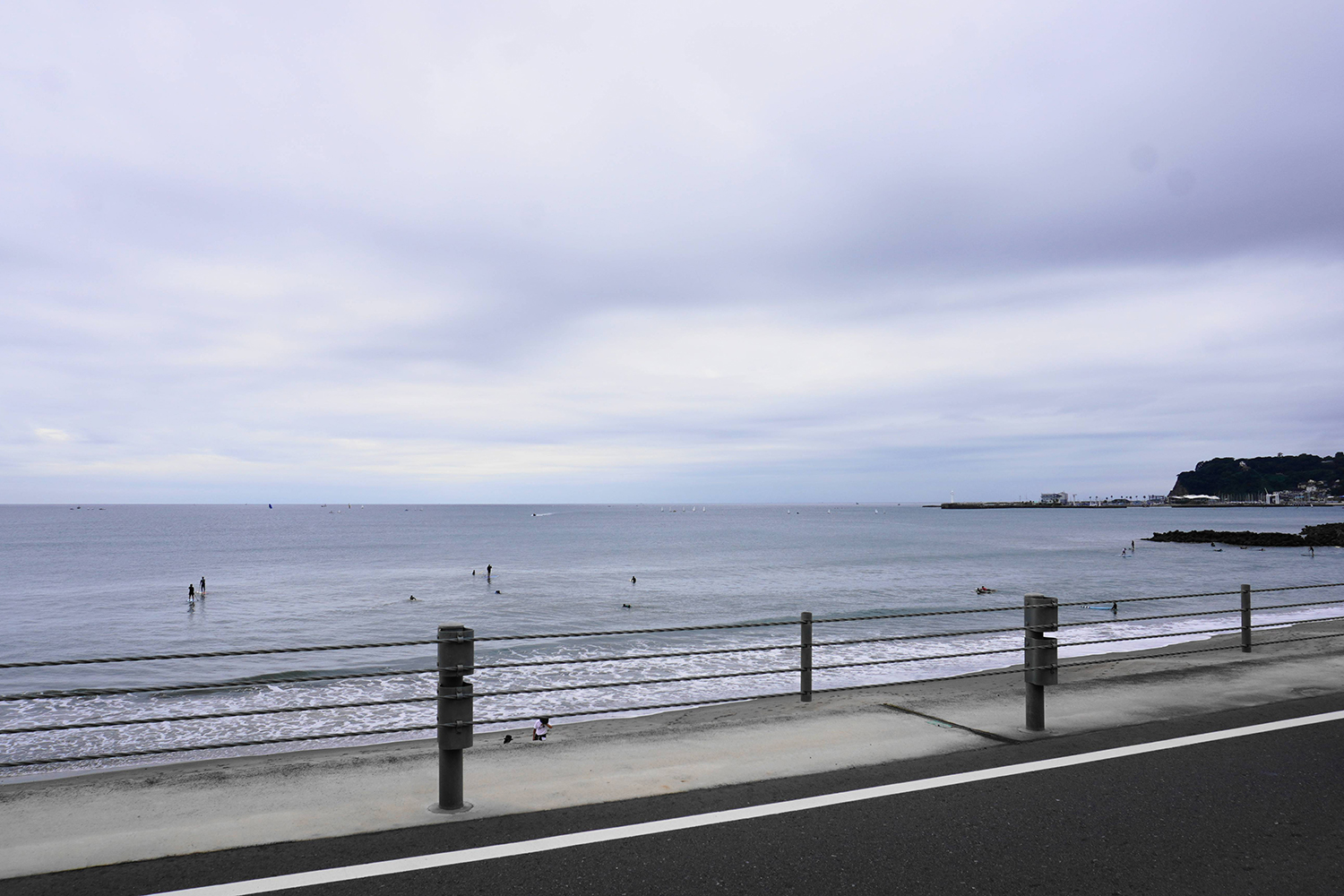 海岸沿いのガードケーブルの写真