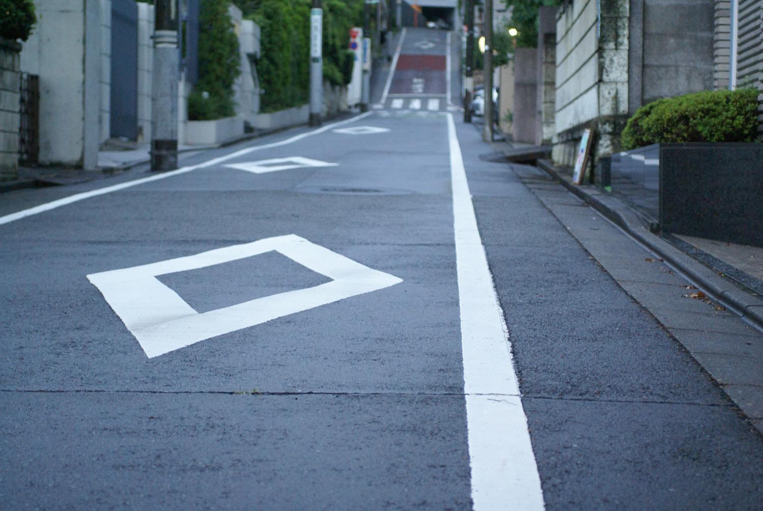 横断歩道手前の菱形のペイント