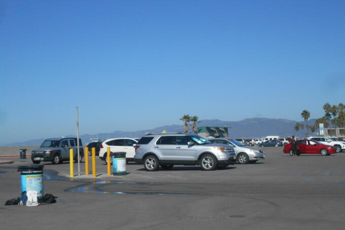無断駐車は「鉄の爪」で対応ってさすがアメリカ！　なのに支払いも予約も超最先端化している駐車場事情