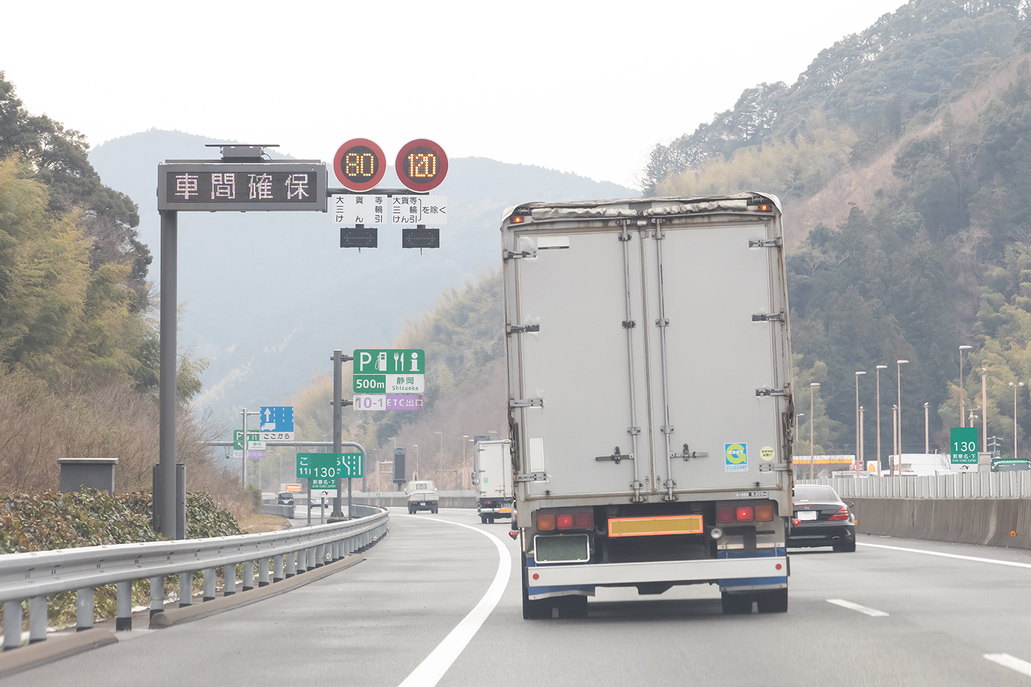 時速120km/hで走行可能な高速道路の写真