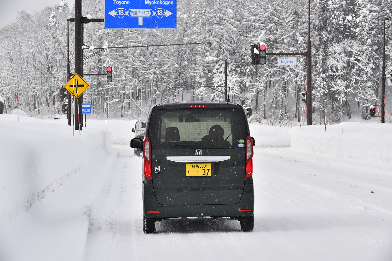 圧雪路でブレーキングしているネクセンWINGUARD ice2を装着したN-BOX 〜 画像8