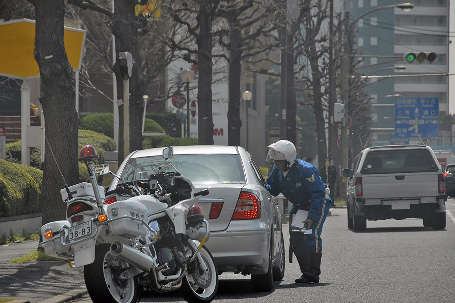 交通違反の取り締まりをする白バイ