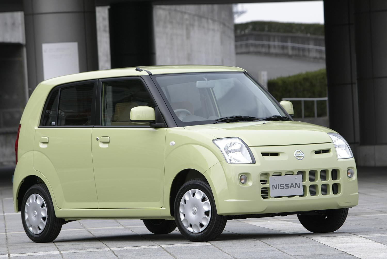 日産ピノのフロントスタイリング