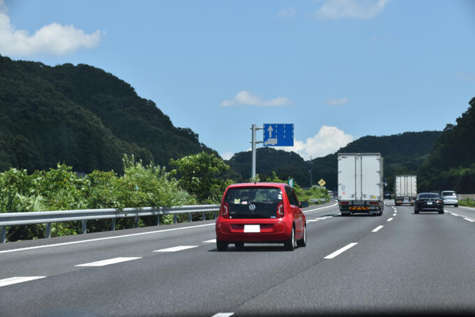 右側車線の遅いクルマ左車線で抜いた……コレって違反？　イマイチ知られていない「追い越し」と「追い抜き」の違いとは