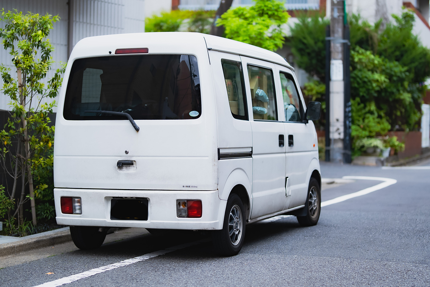 路側帯のある道路で左ギリギリに路上駐車するクルマ 〜 画像2