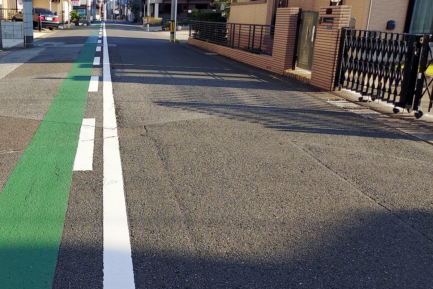 白線と破線の路側帯がある道路