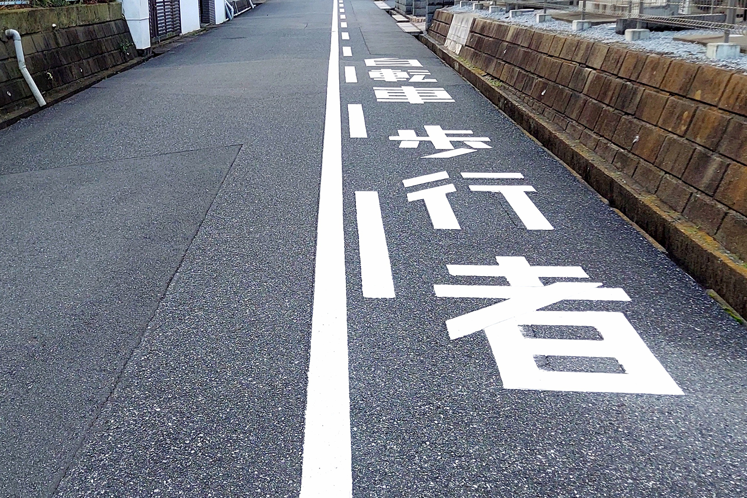 路側帯のある道路で越えていい線とダメな線