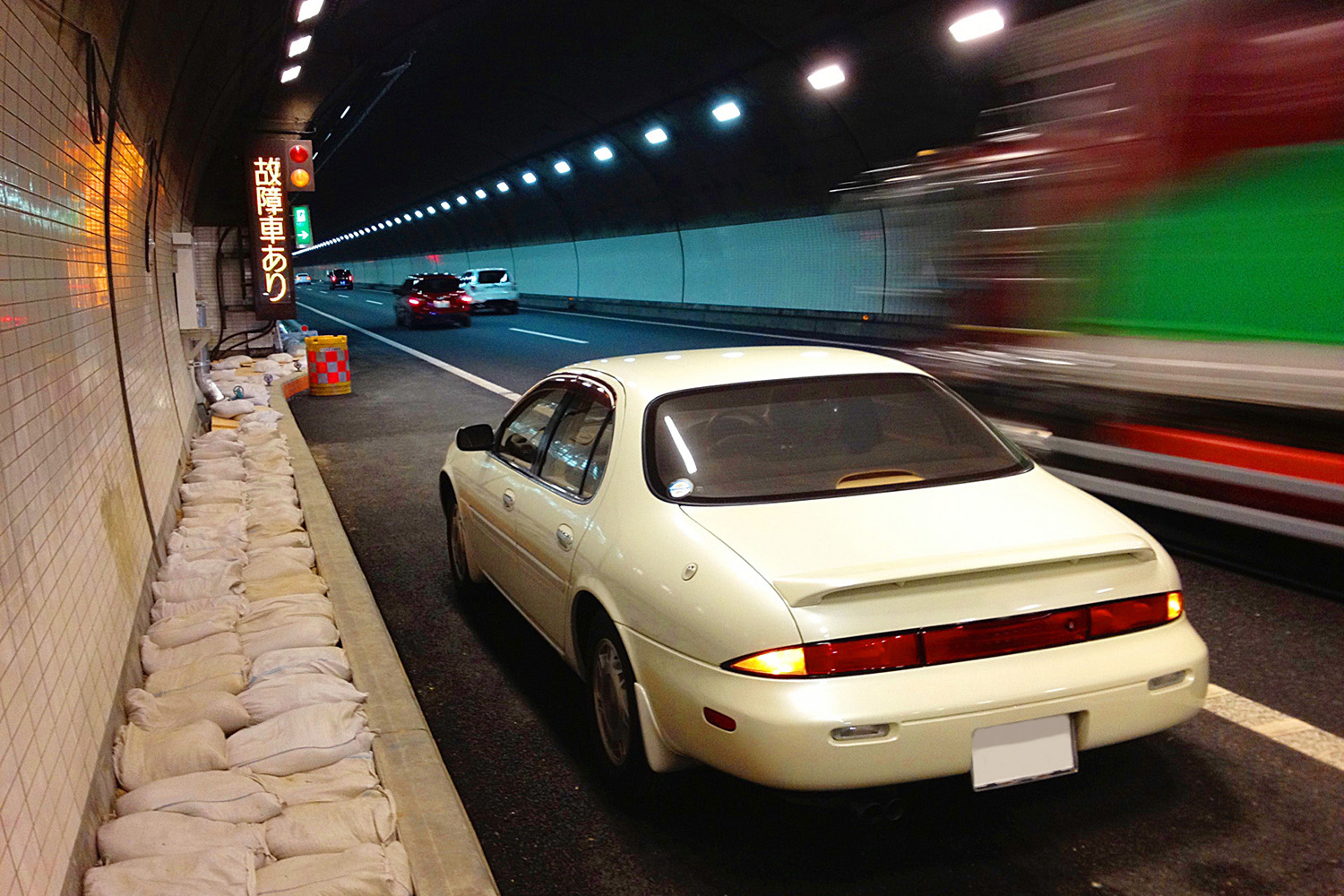 高速道路で停車しているクルマ