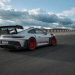 【画像】【試乗】旋回加速度は驚異の1.5G！　地上の戦闘機「ポルシェ911GT3RS」をシルバーストーンで全開走行 〜 画像29