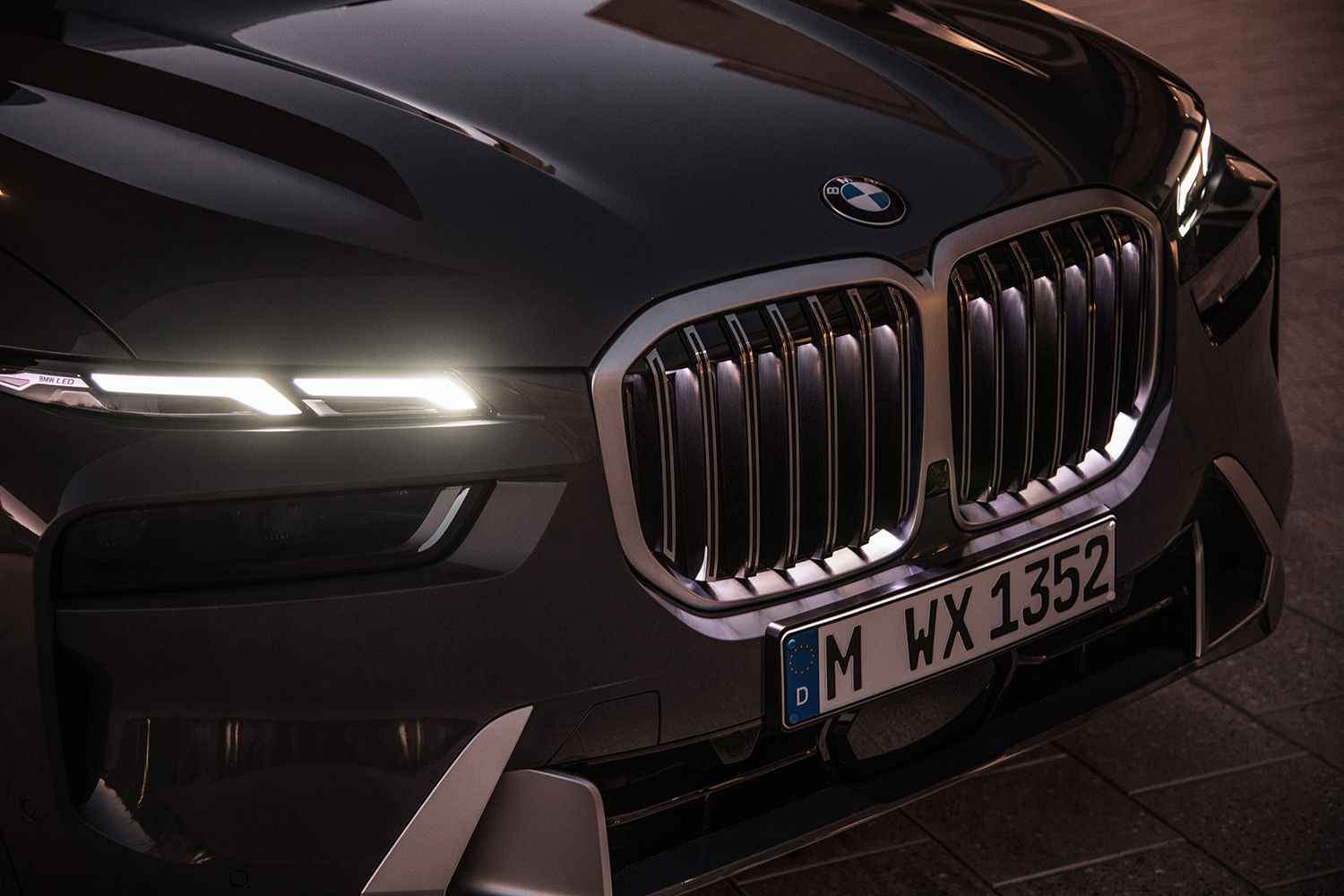 BMW X7のライト類点灯時の写真