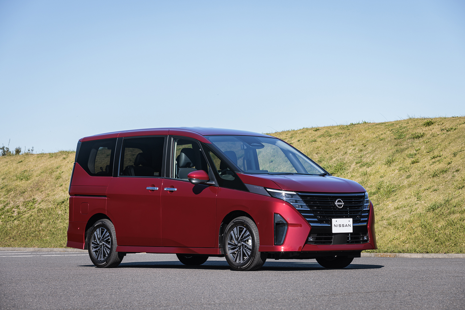 日産セレナLUXIONのフロントスタイリング 〜 画像23