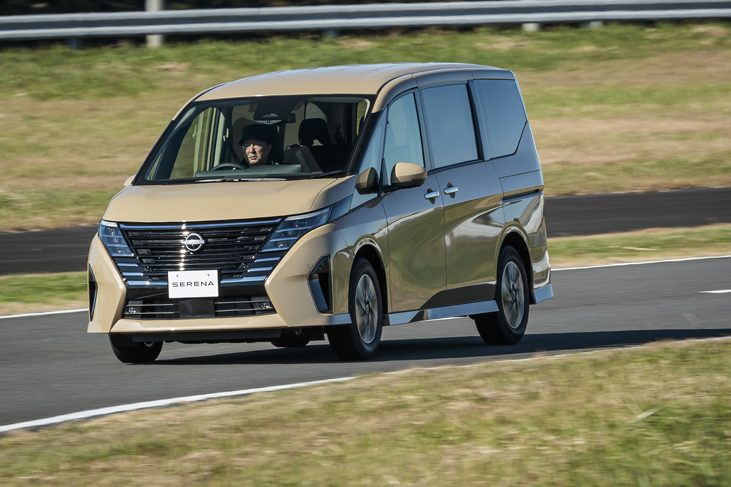 日産セレナのガソリン車の走行シーン