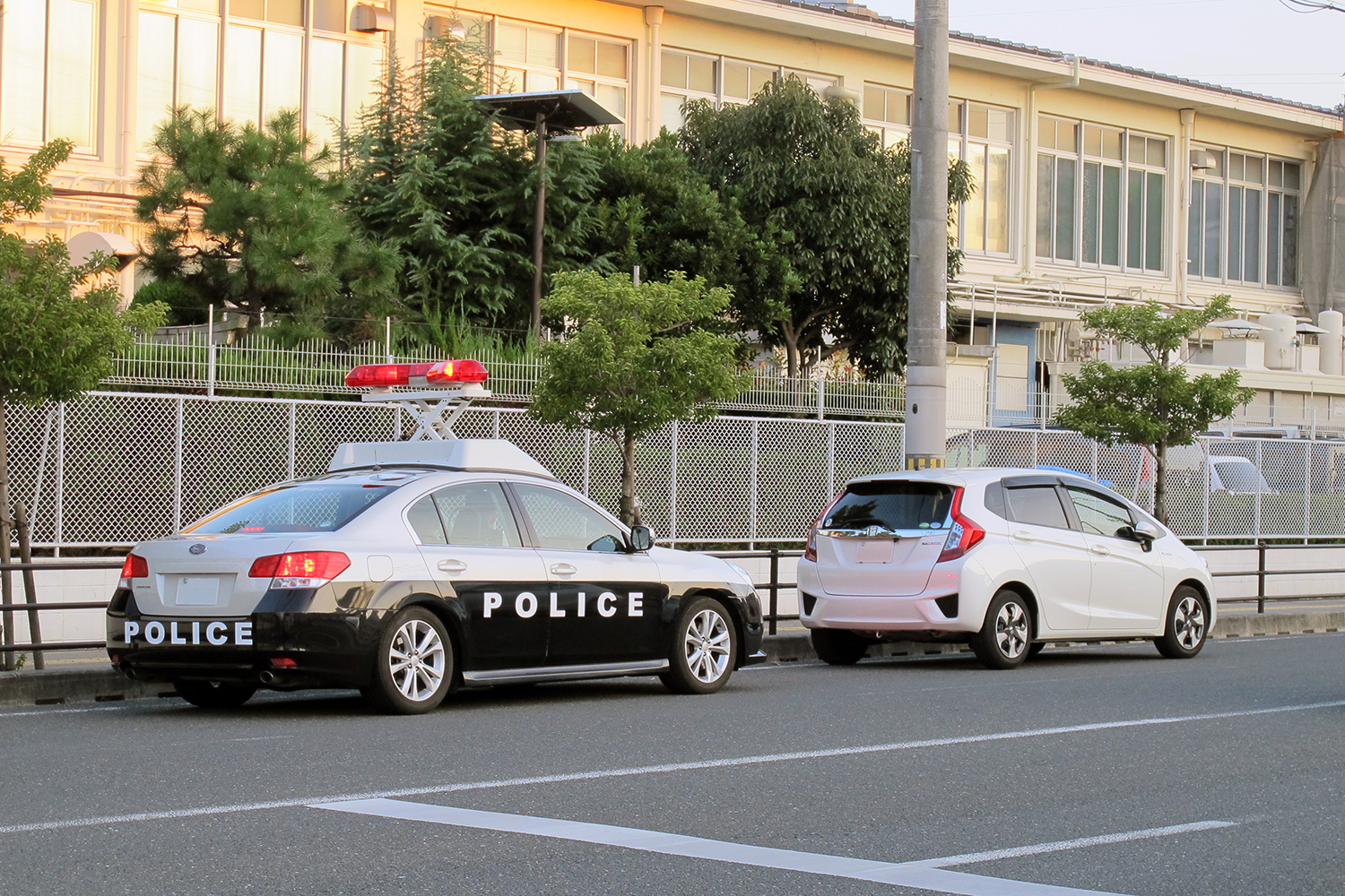 交通違反の取り締まりを行うパトカー