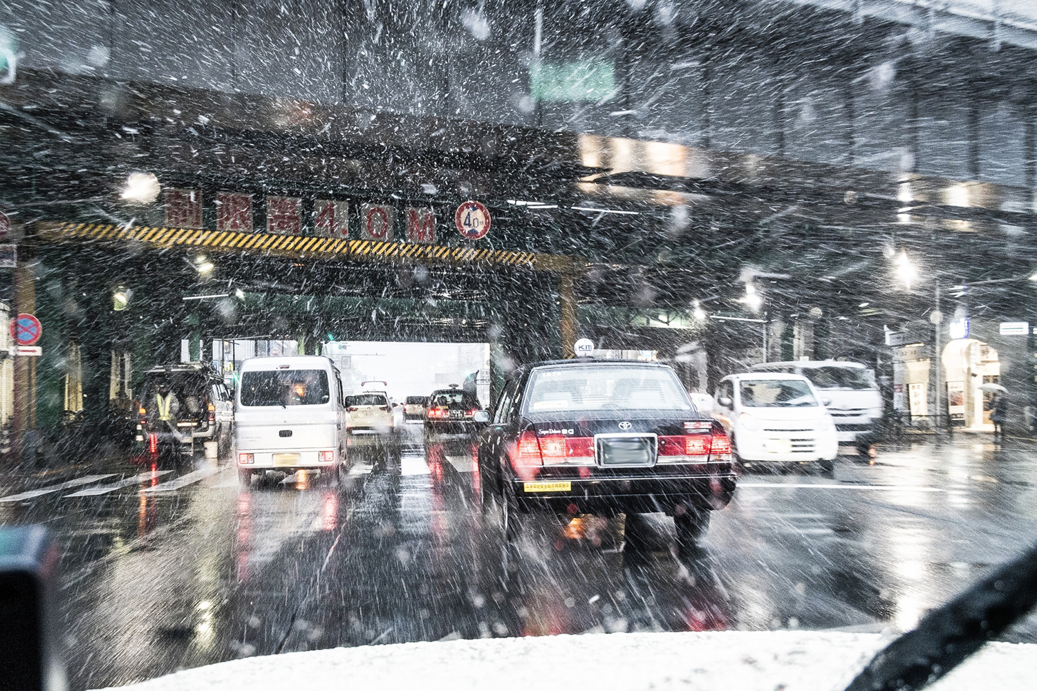 サマータイヤを履いたクルマで出かけて雪が降ってきた場合はどうすればいいのか 〜 画像4