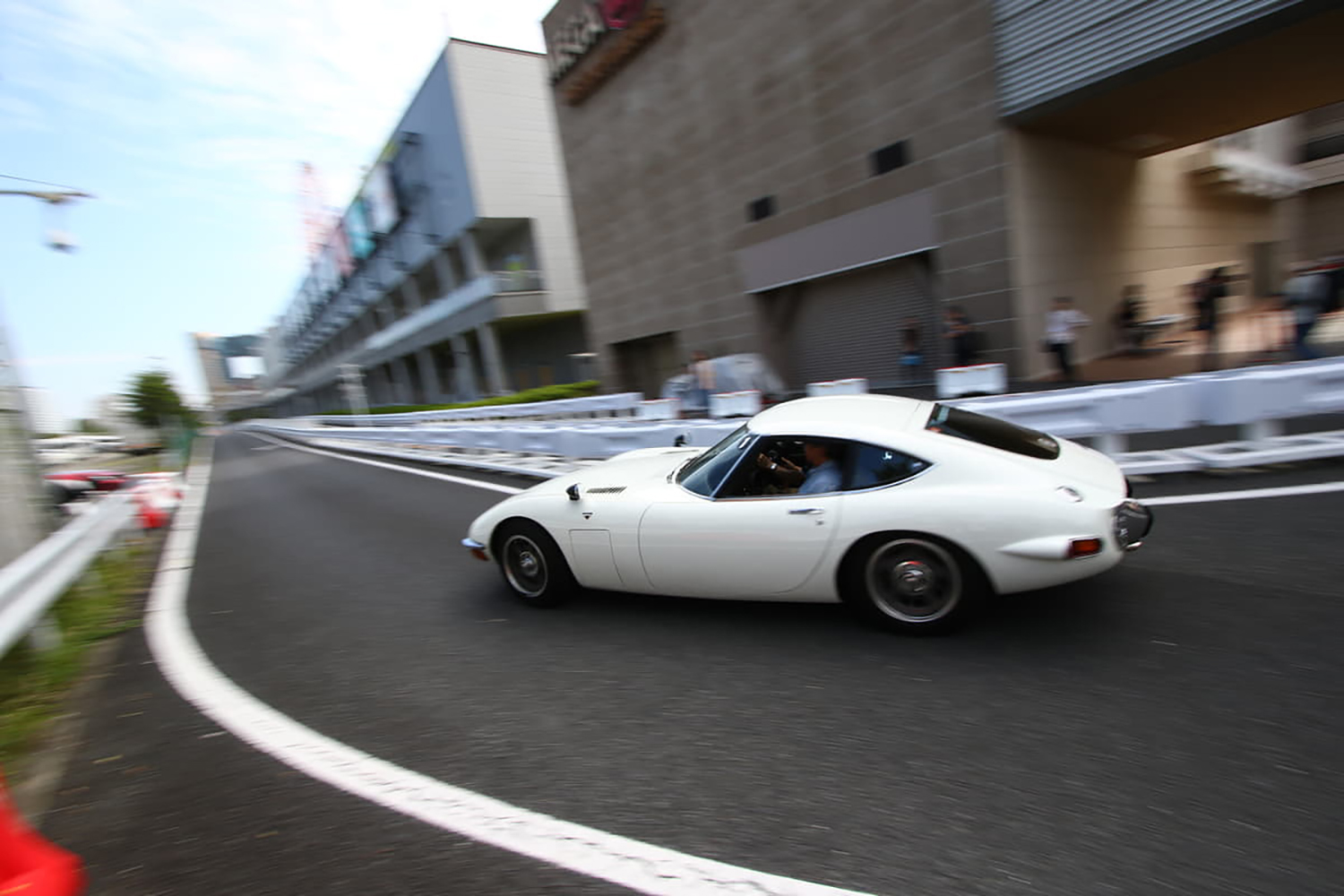 通称２３００GTと呼ばれるトヨタ2000GTの走行シーン