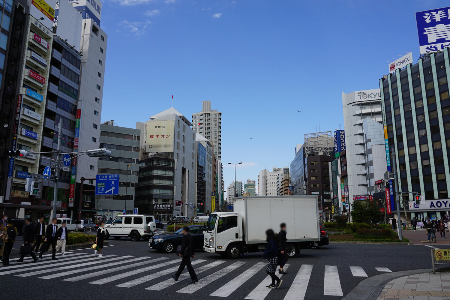 歩行者がいても邪魔しなければクルマは横断歩道を渡って右左折してもいいのか