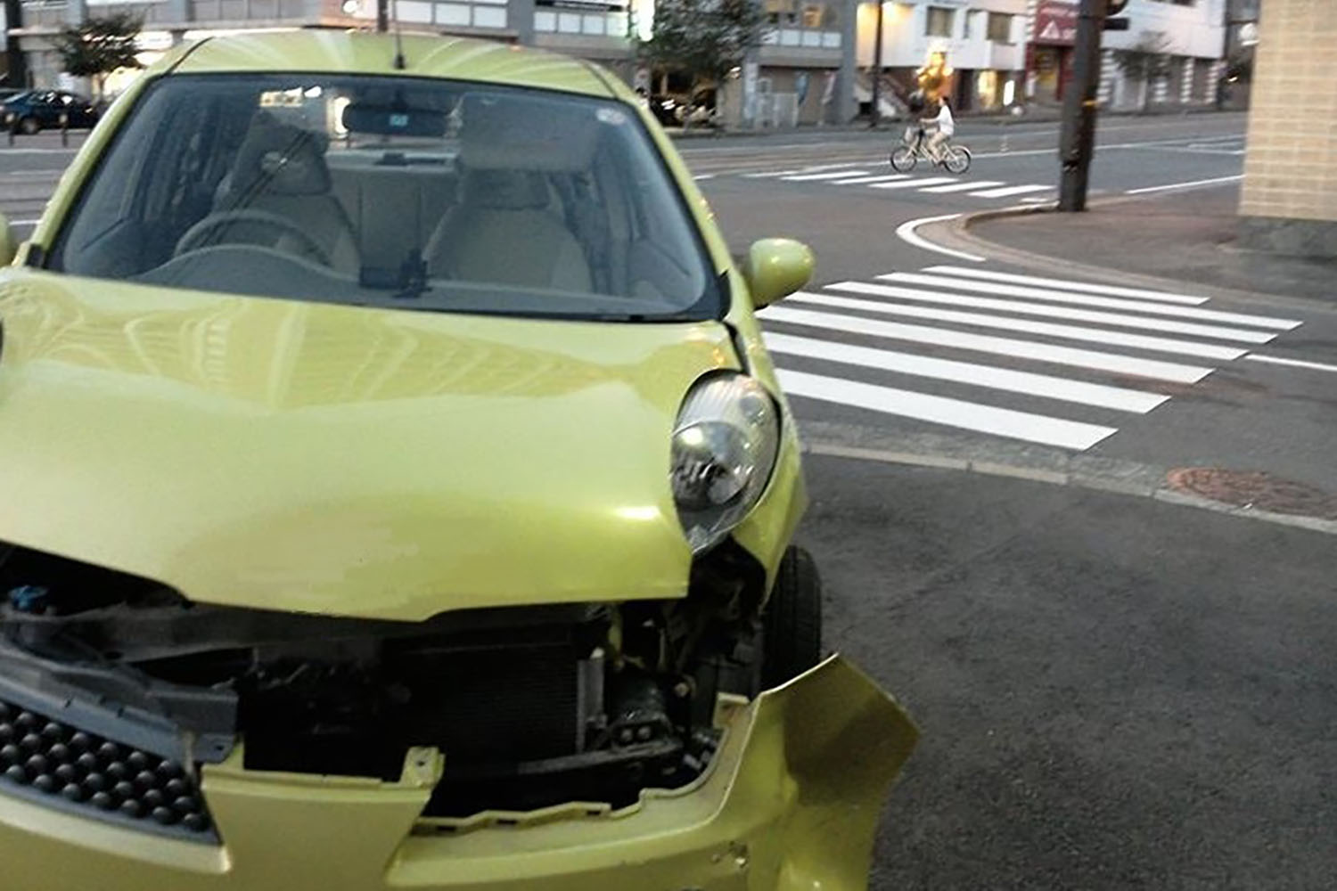 歩道に乗り上げた交通事故のイメージ