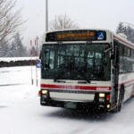 雪が降らなくても交換！　梅雨前までは履き続ける！　バスやタクシーのスタッドレスタイヤ事情