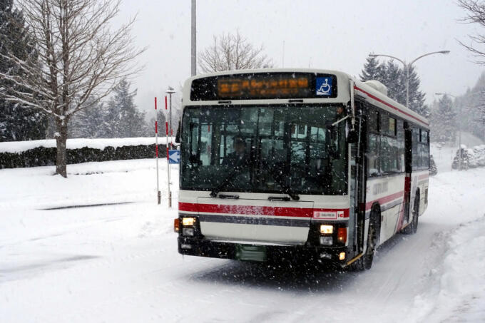 雪が降らなくても交換！　梅雨前までは履き続ける！　バスやタクシーのスタッドレスタイヤ事情