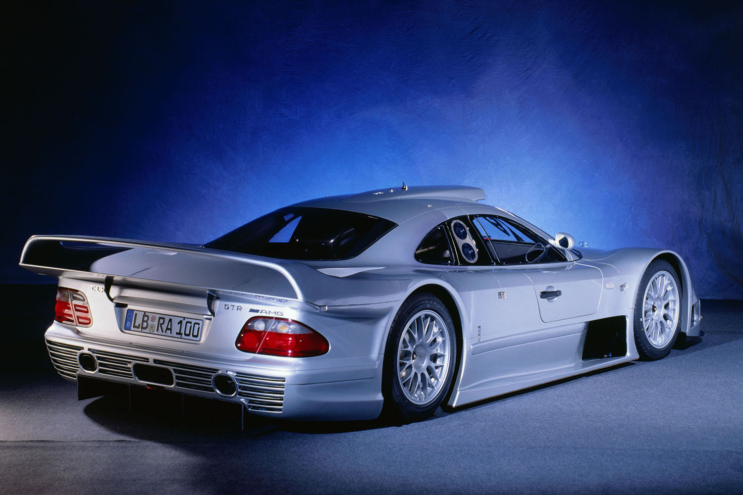 GT1のホモロゲ取得のために公道仕様も２億5000万円超で市販されたCLK-GTRというモンスター 〜 画像4