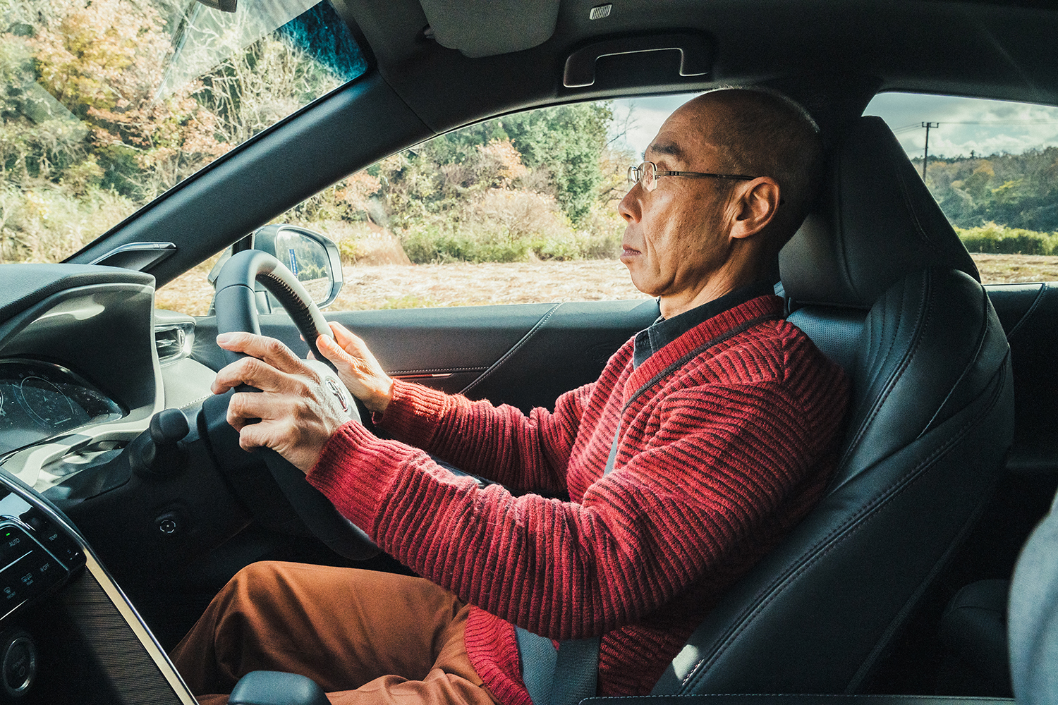 トヨタ・ハリアーPHEVのを運転する御堀直嗣さん 〜 画像30